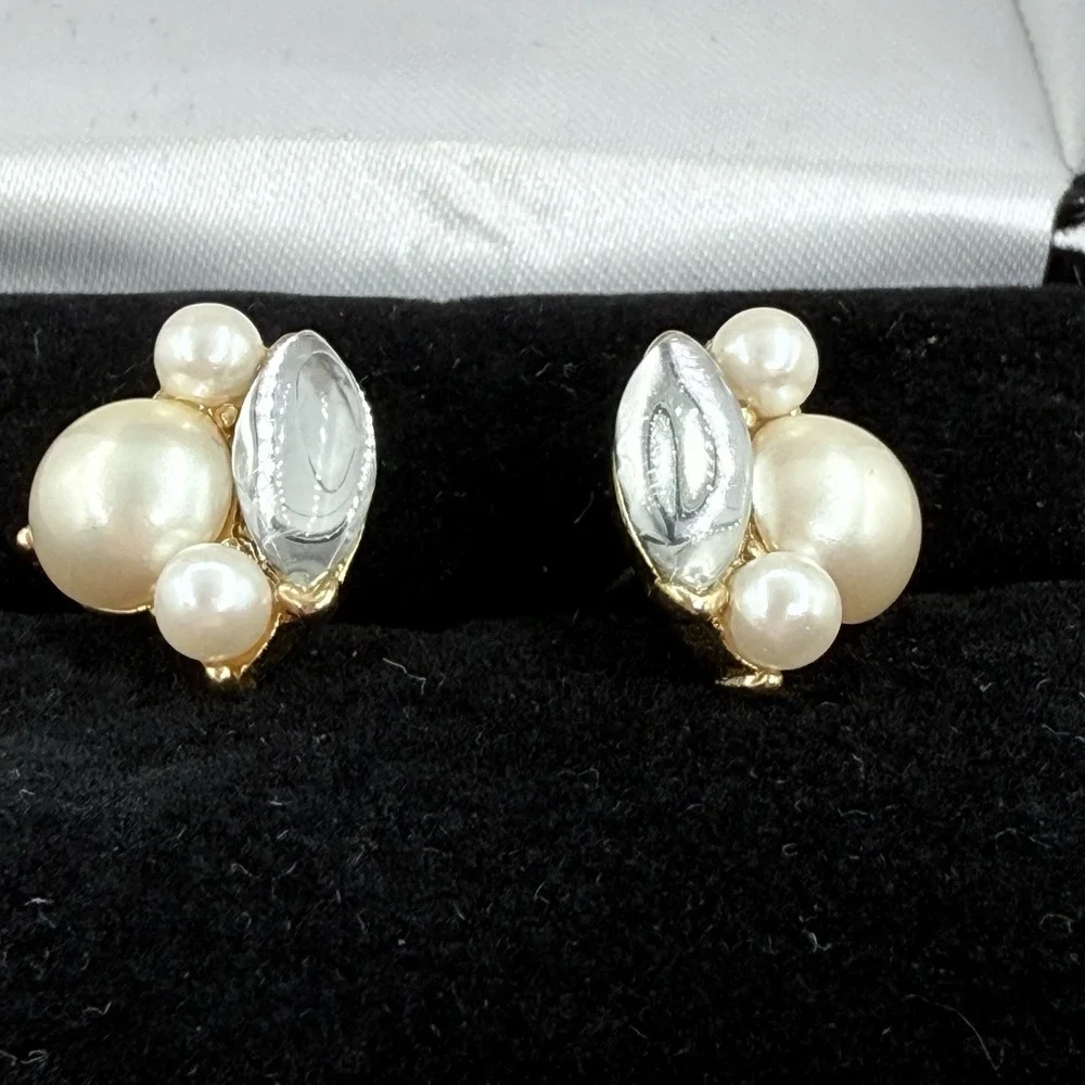 Signed Trifari Vintage Cluster Pearl Stud Earrings Pierced Gold‎ Tone Glam